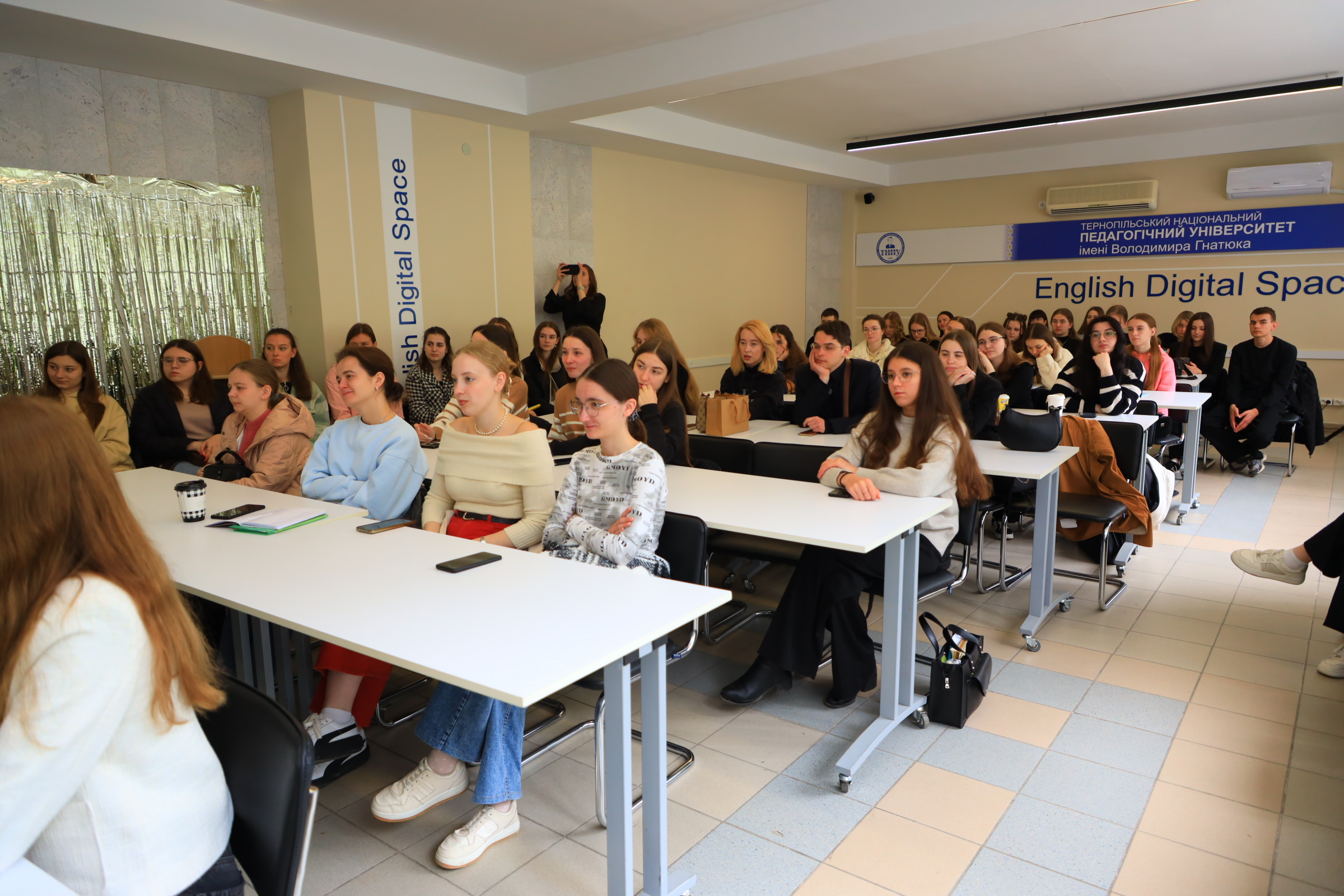 Поговорили про грані філологічної освіти.JPG